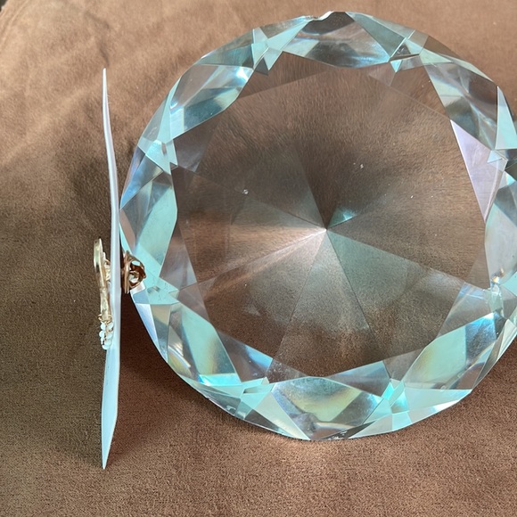 Girl with white beaded jump rope enamel pin - Picture 3 of 5